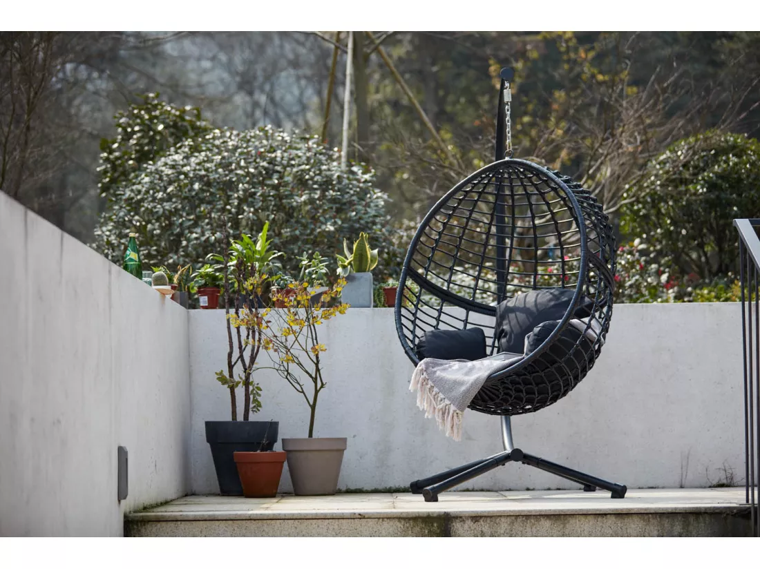 Fauteuil suspendu noir en résine tressée AUROA