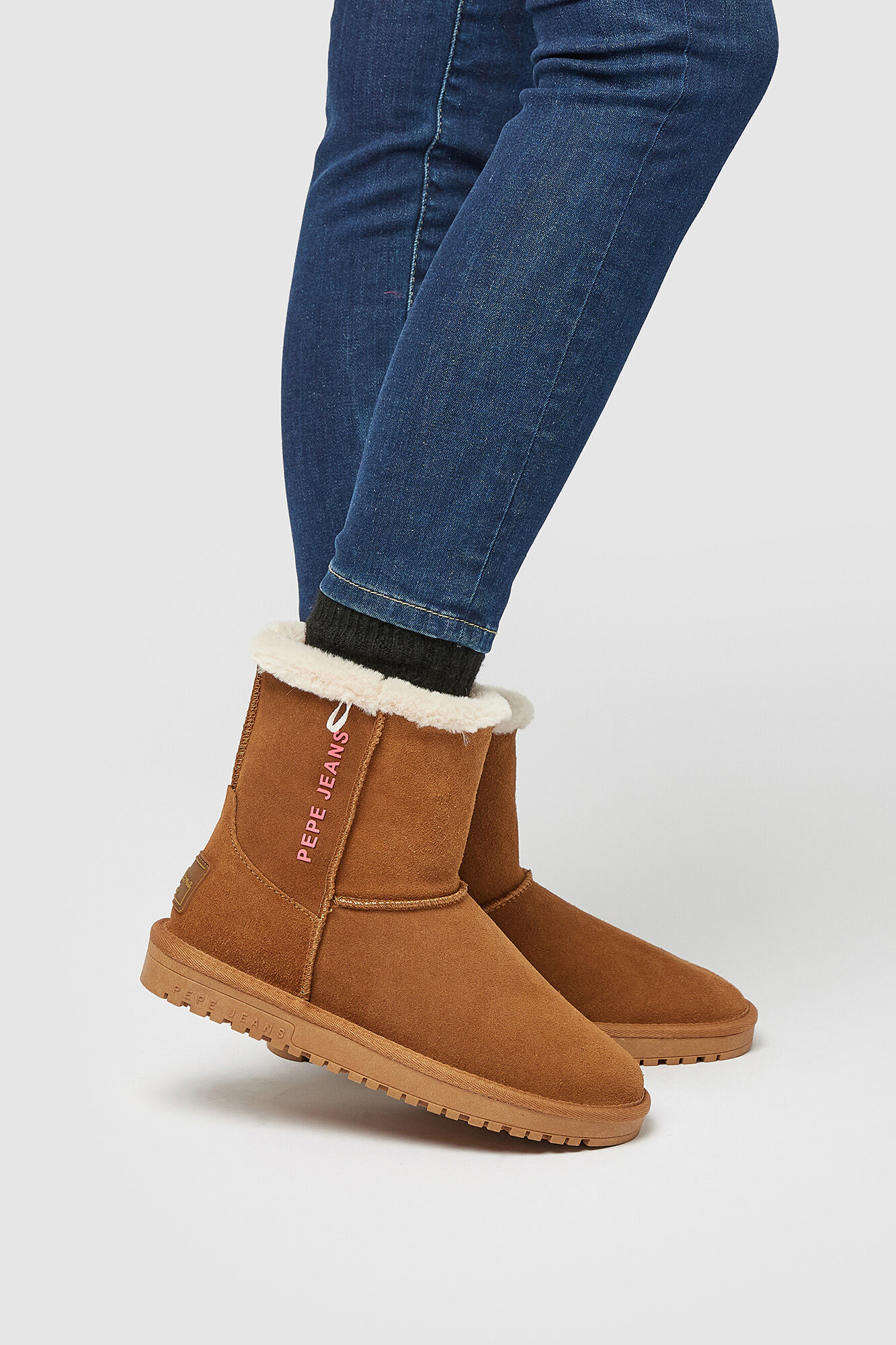 botas de camurça até o tornozelo