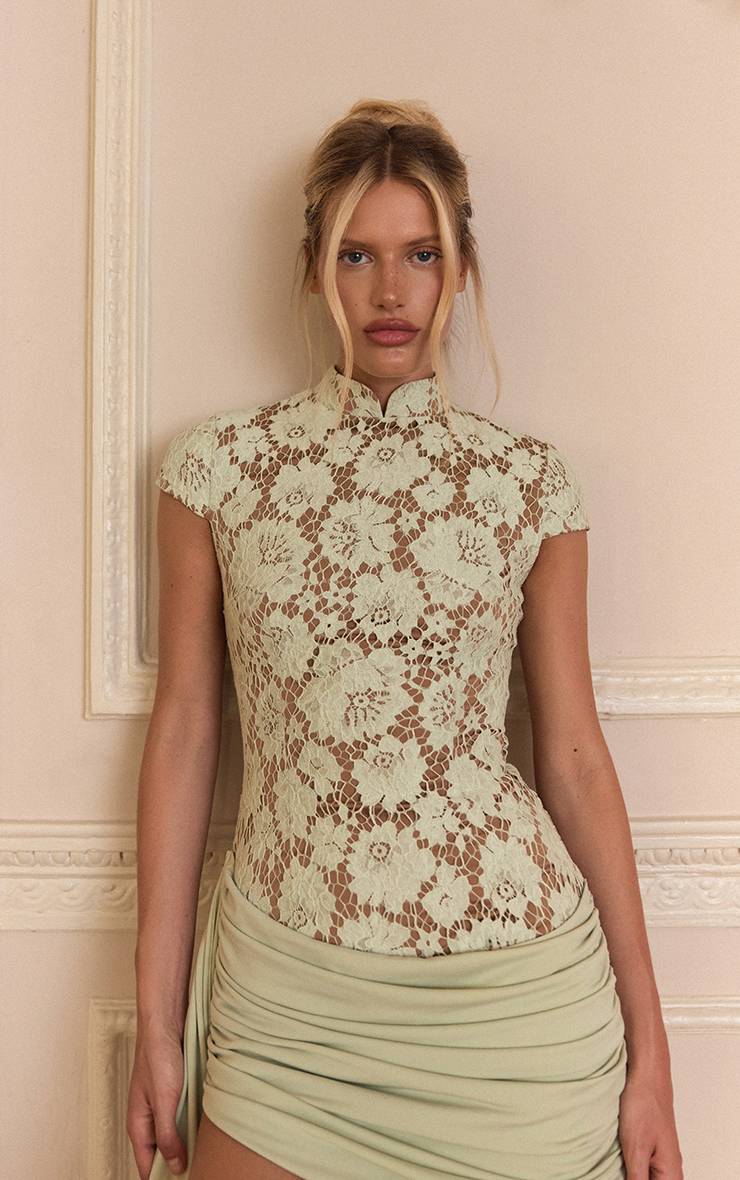 Mint Green Robe Moulante Drapée Asymétrique En Dentelle Avec Col Montant Plt Label