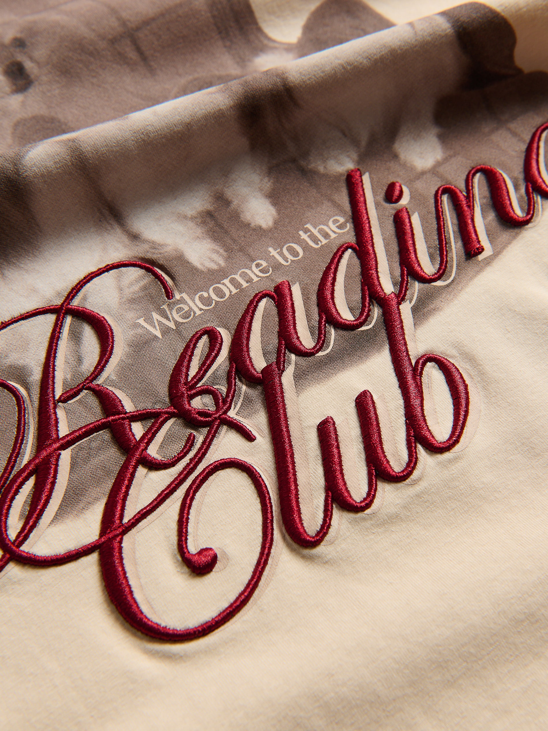 Bedrucktes T-Shirt mit Stickerei