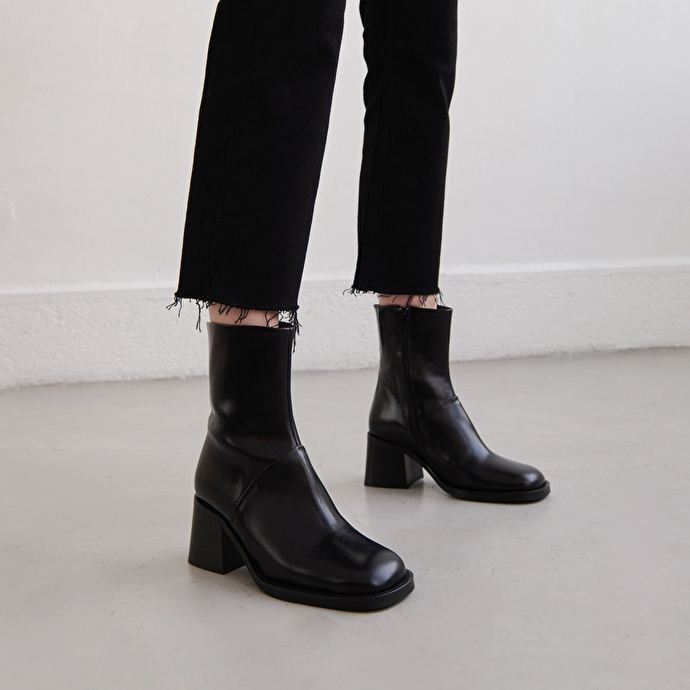 Bottines à bouts carrés et coutures apparentes  en cuir noir