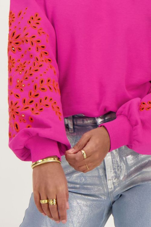 Roze sweater met embroidery mouwen