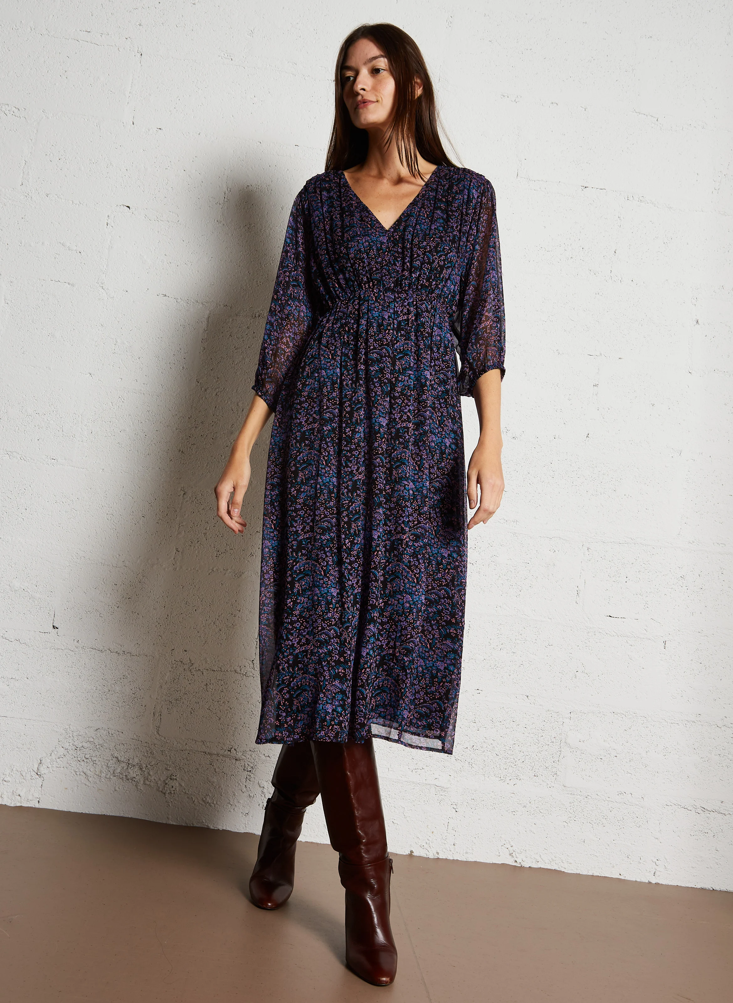 MAENA - Robe longue cintrée à col V | Violet