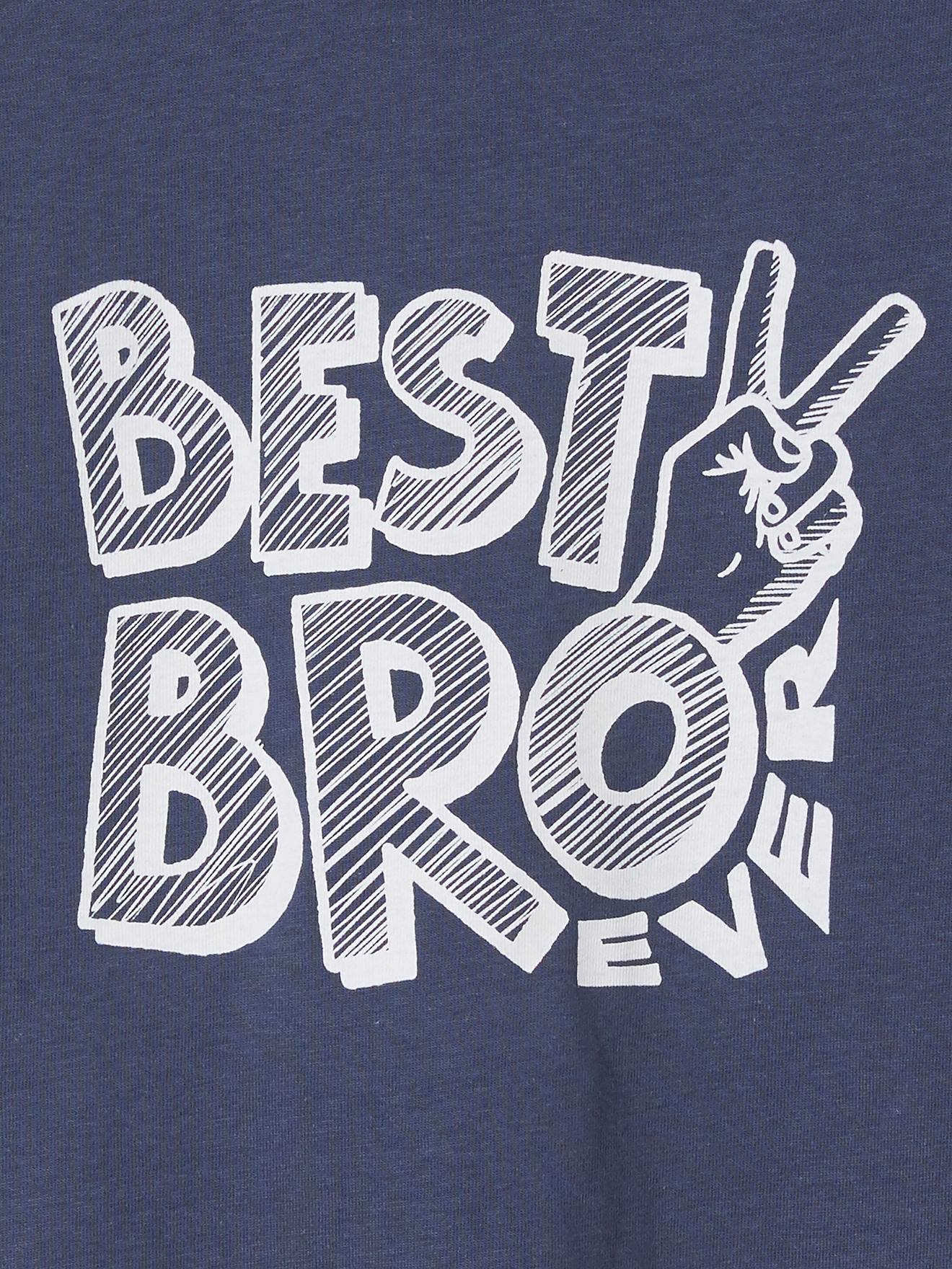 Camiseta infantil masculina lisa azul-médio com estampas e mensagem gráfica.