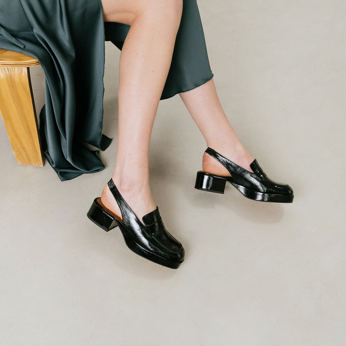 Mocassins à bouts carrés et talons épais  en cuir brillant noir