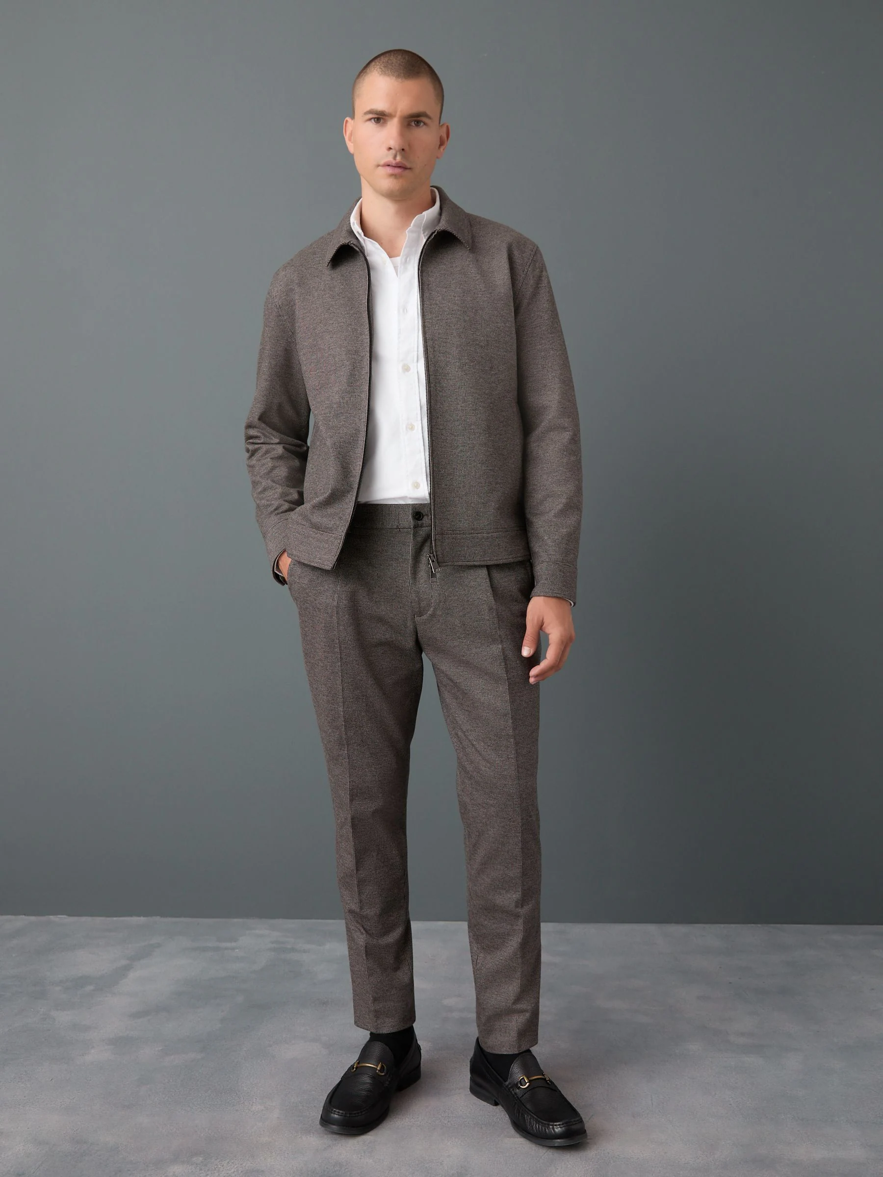 Bruin - Slim fit getextureerde broek met elastische achterkant en stretchy