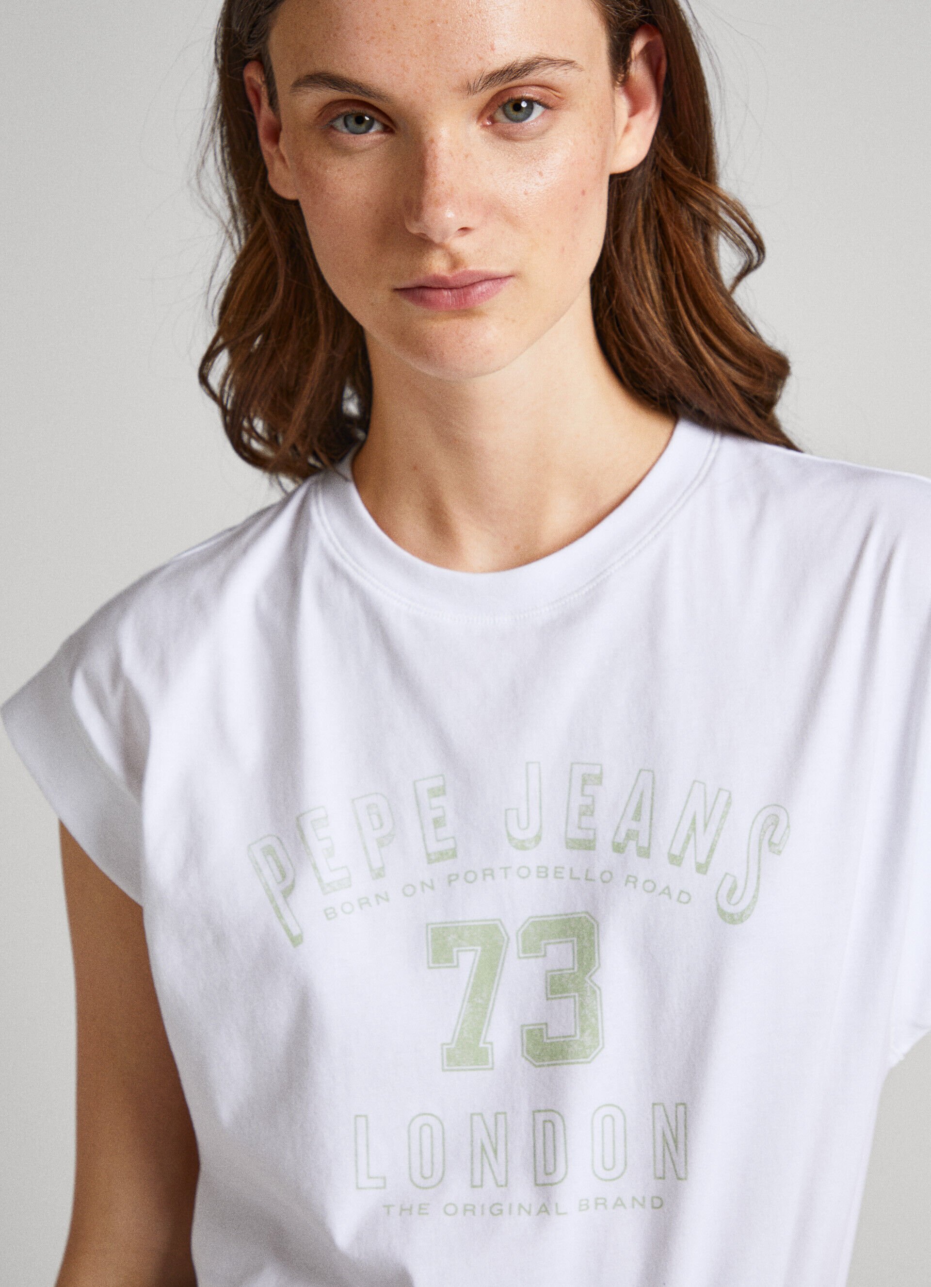 CAMISETA COM LOGOTIPO ESTAMPADO NA MANGA - branca