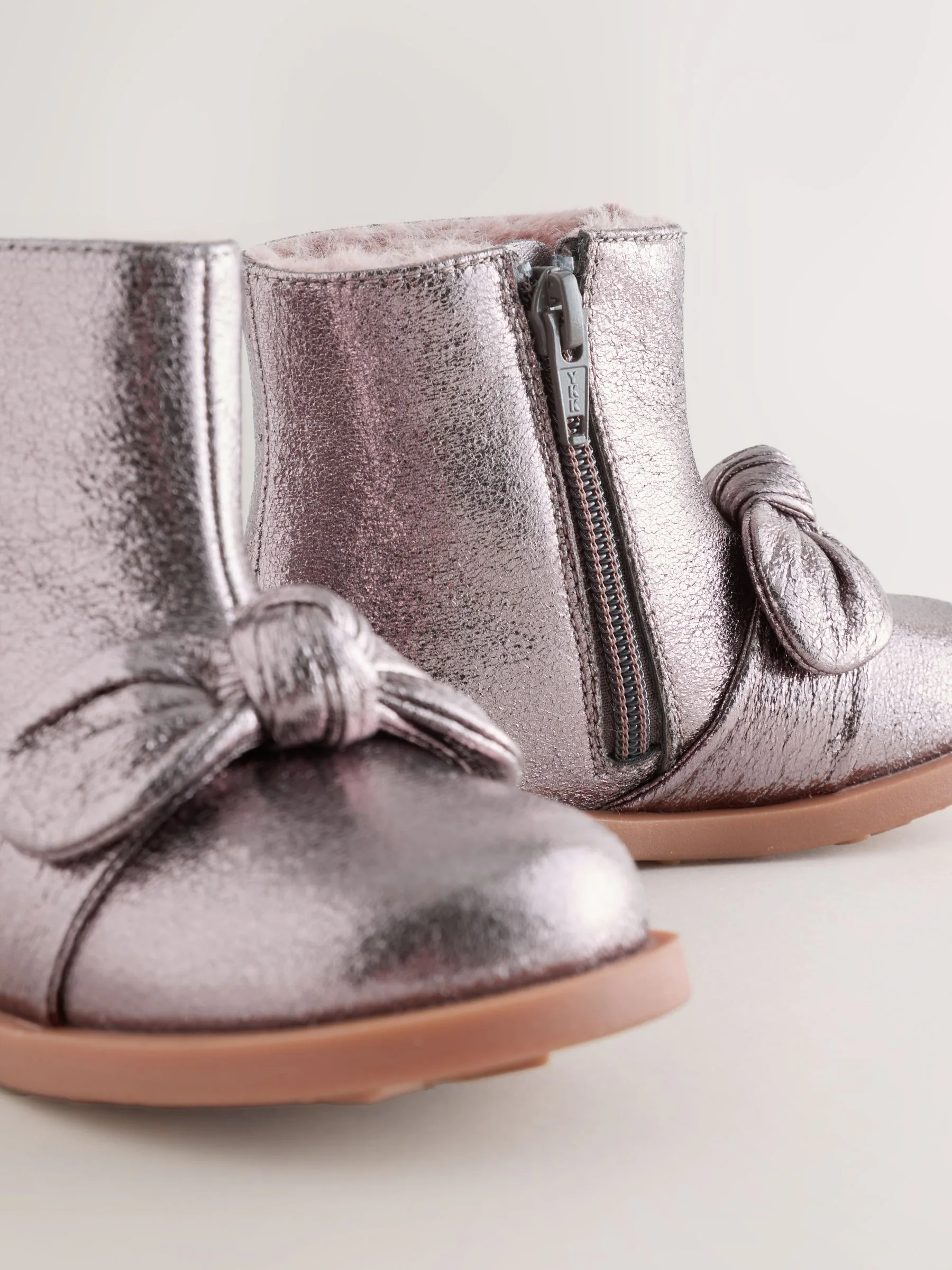 Tingrijs - Metallic laarzen met strik