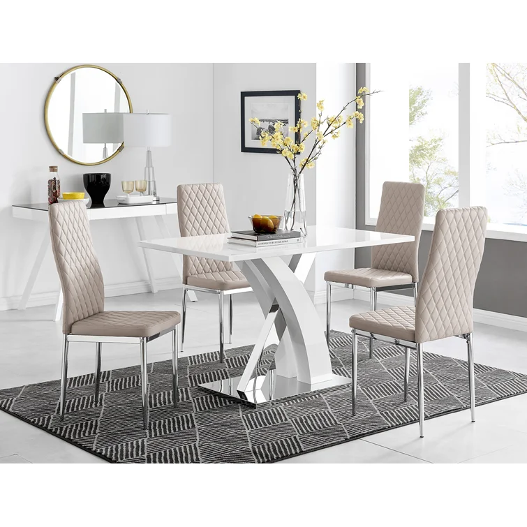 Conjunto de mesa de jantar branca com acabamento brilhante e 4 cadeiras de jantar de luxo em couro sintético.