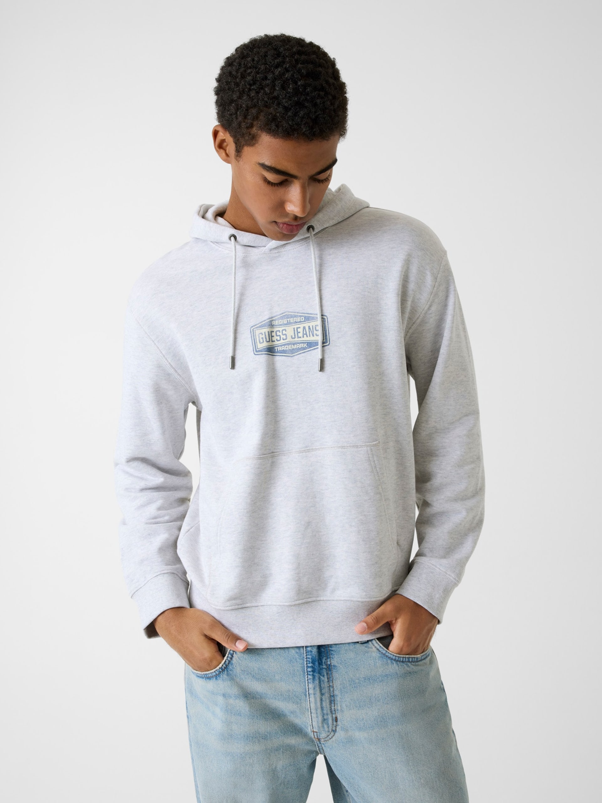 Moletom com capuz e logo estampado