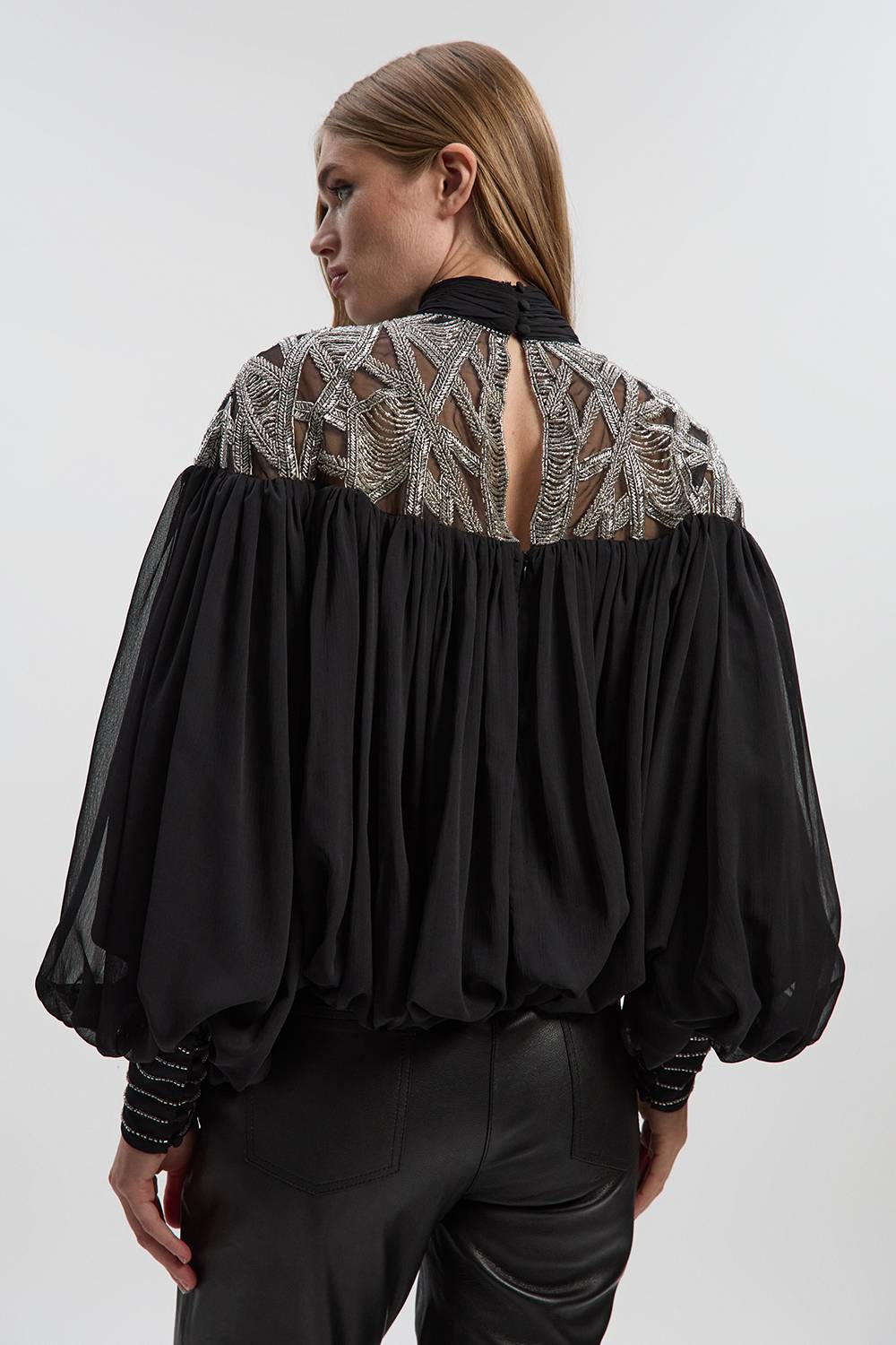 KarenMillen Blouse Dramatique Tissée à Détail Cape Ajourée Ornée de Cristaux