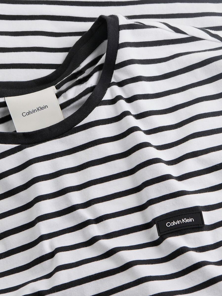 CALVIN KLEIN<br>Camiseta com gola redonda e mangas curtas