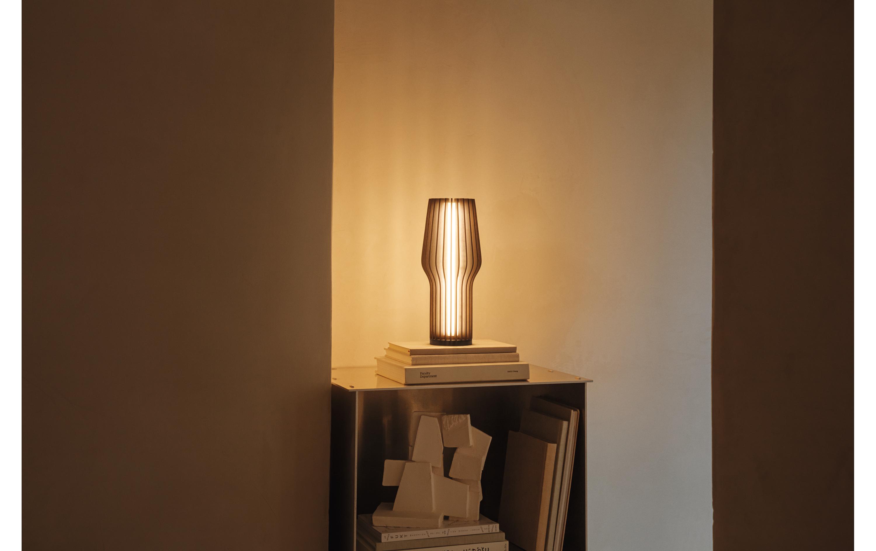Tischleuchte Radiant, 28.5 cm, Smoked<br>LED-Lampe aus Eichenholz