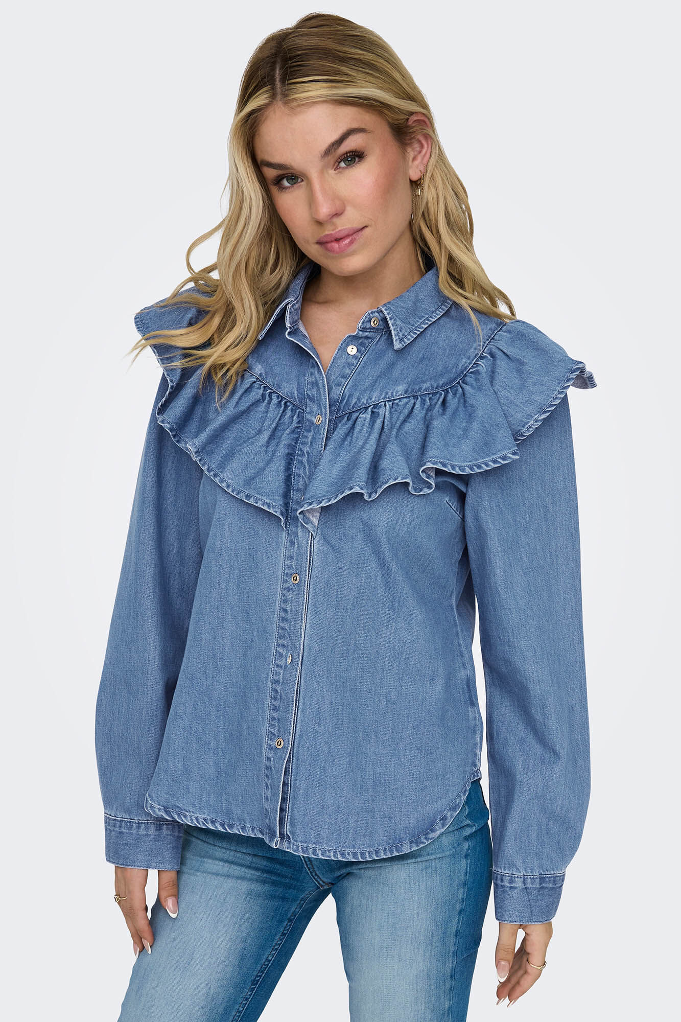 Camisa jeans com detalhe de babado