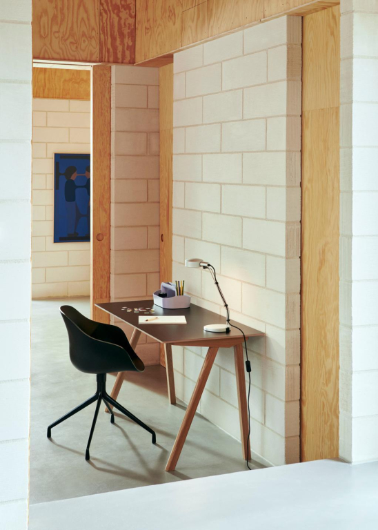Hay CPH90 bureau 130x65, gelakt eiken, zwart linoleum