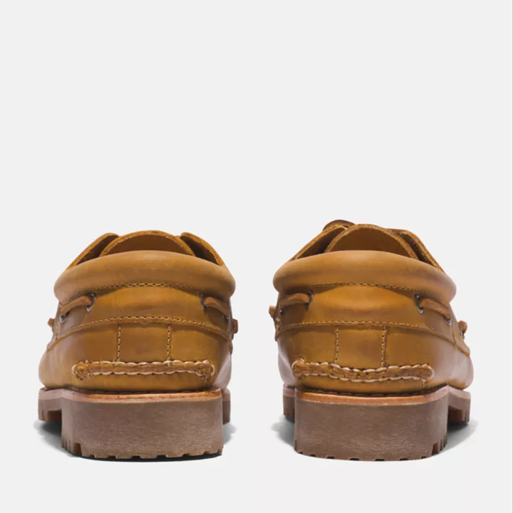 Sapato náutico masculino de três ilhós costurado à mão na cor amarela.
