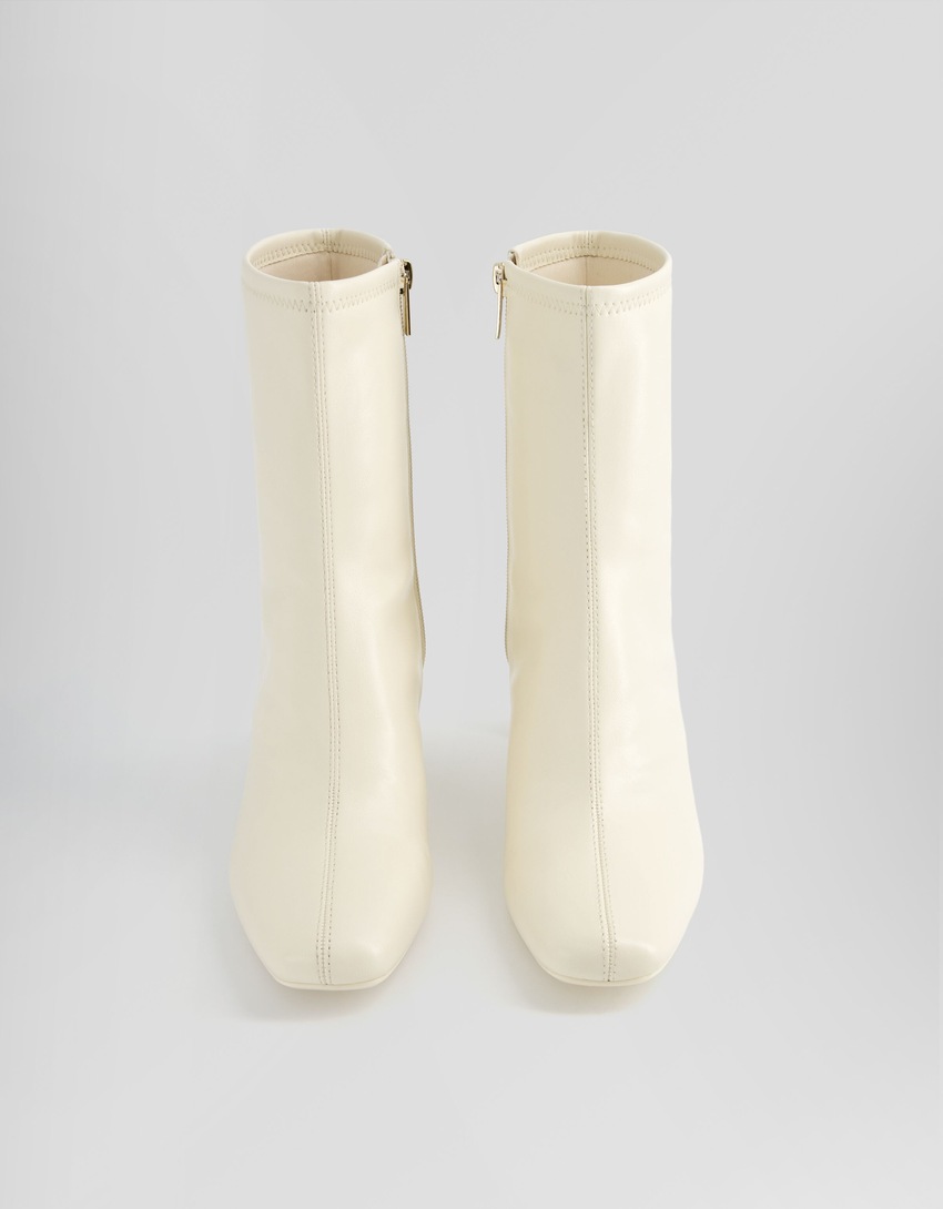 Botas de cano curto com salto médio ajustado