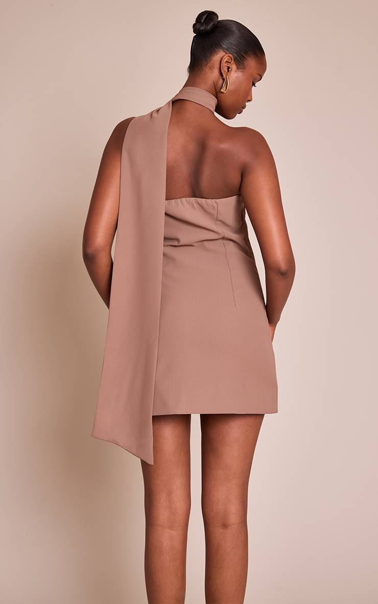 Moka Robe Courte Asymétrique Tissée Avec Détail Foulard