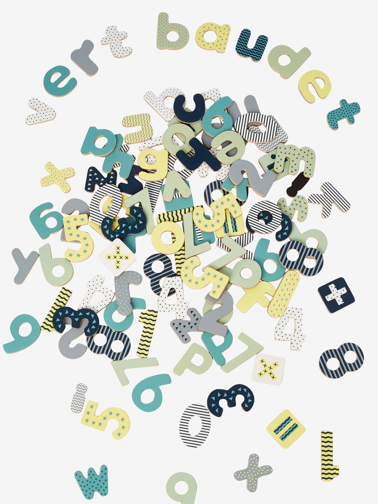 Letras minúsculas e números magnéticos, feitos de madeira com certificação FSC®, multicoloridos.