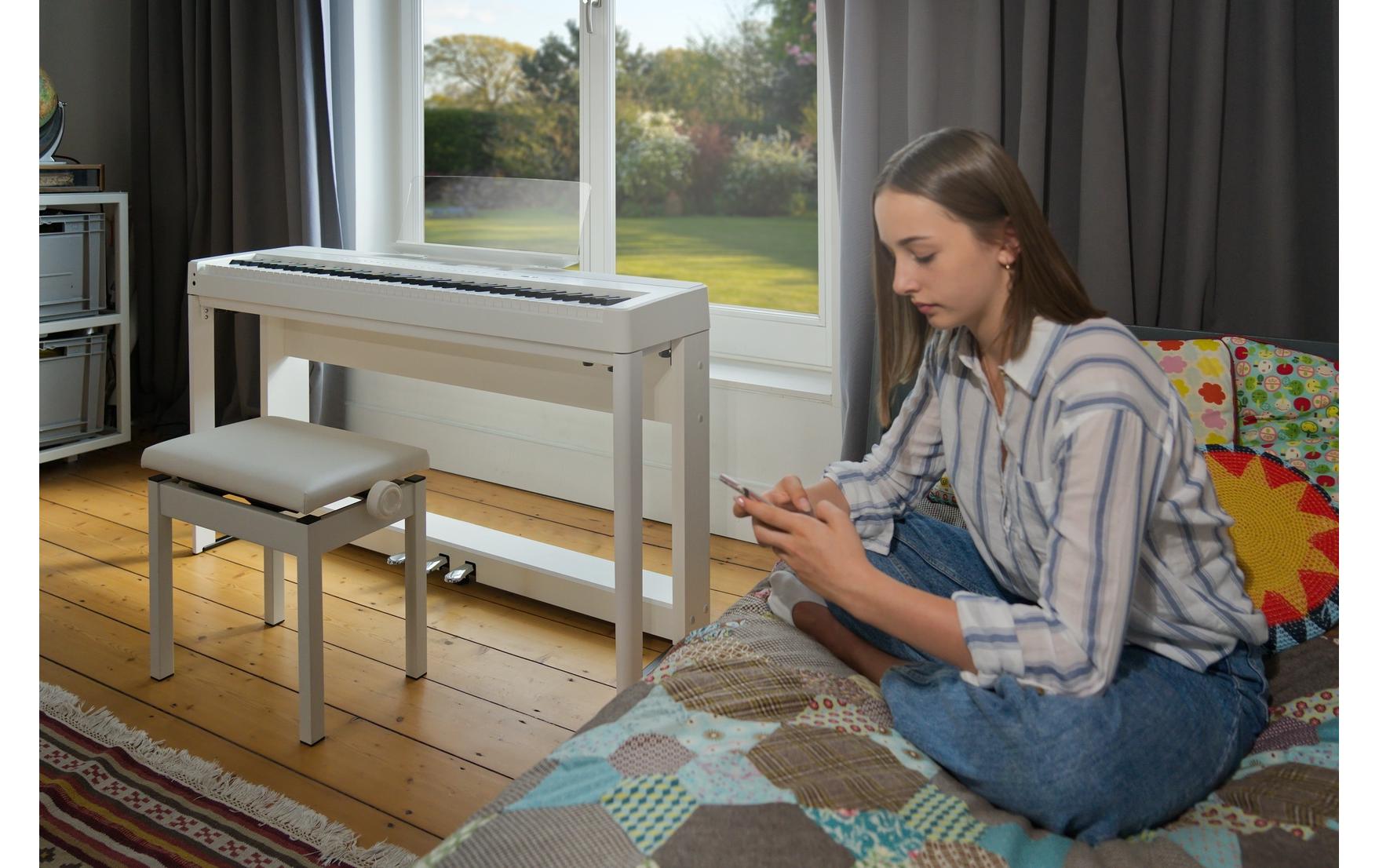 E-Piano ES-520 – Weiss<br>Digitalpiano mit Bluetooth-MIDI-Konnektivität und integrierten Lern- und Aufnahmefunktionen