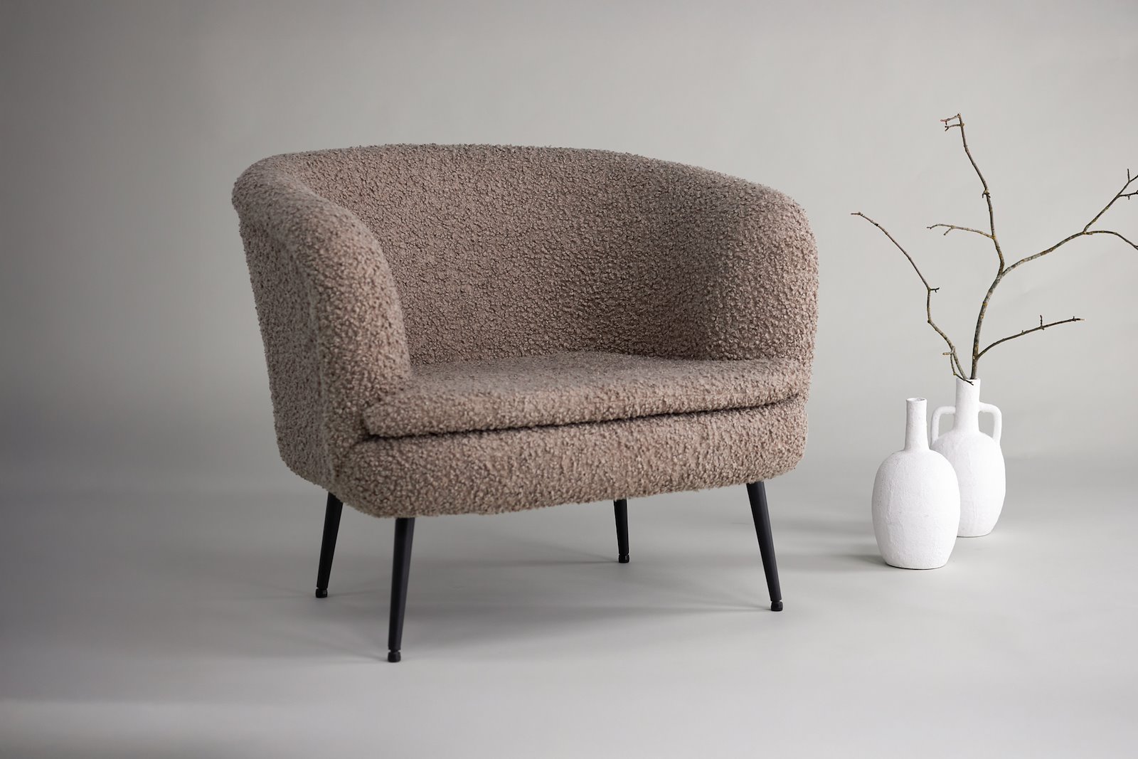 Nordkoster Stol Mørk beige teddystoff, sorte ben\n