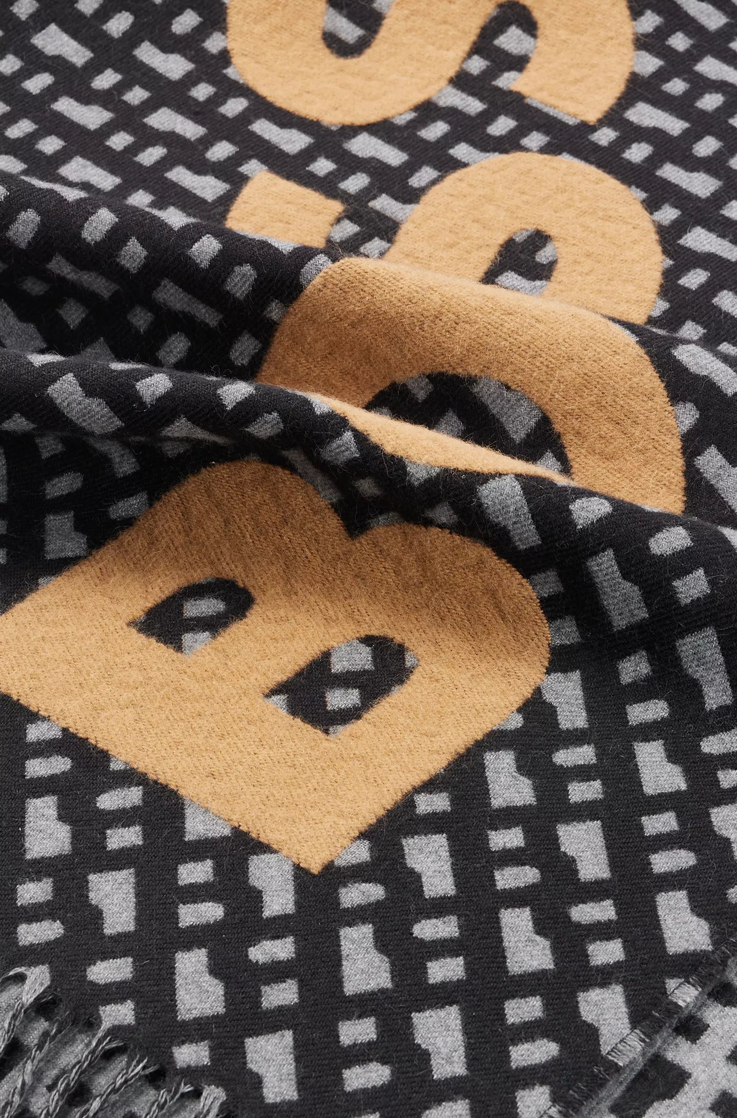 Cachecol BOSS preto com franjas, logotipo e monogramas.