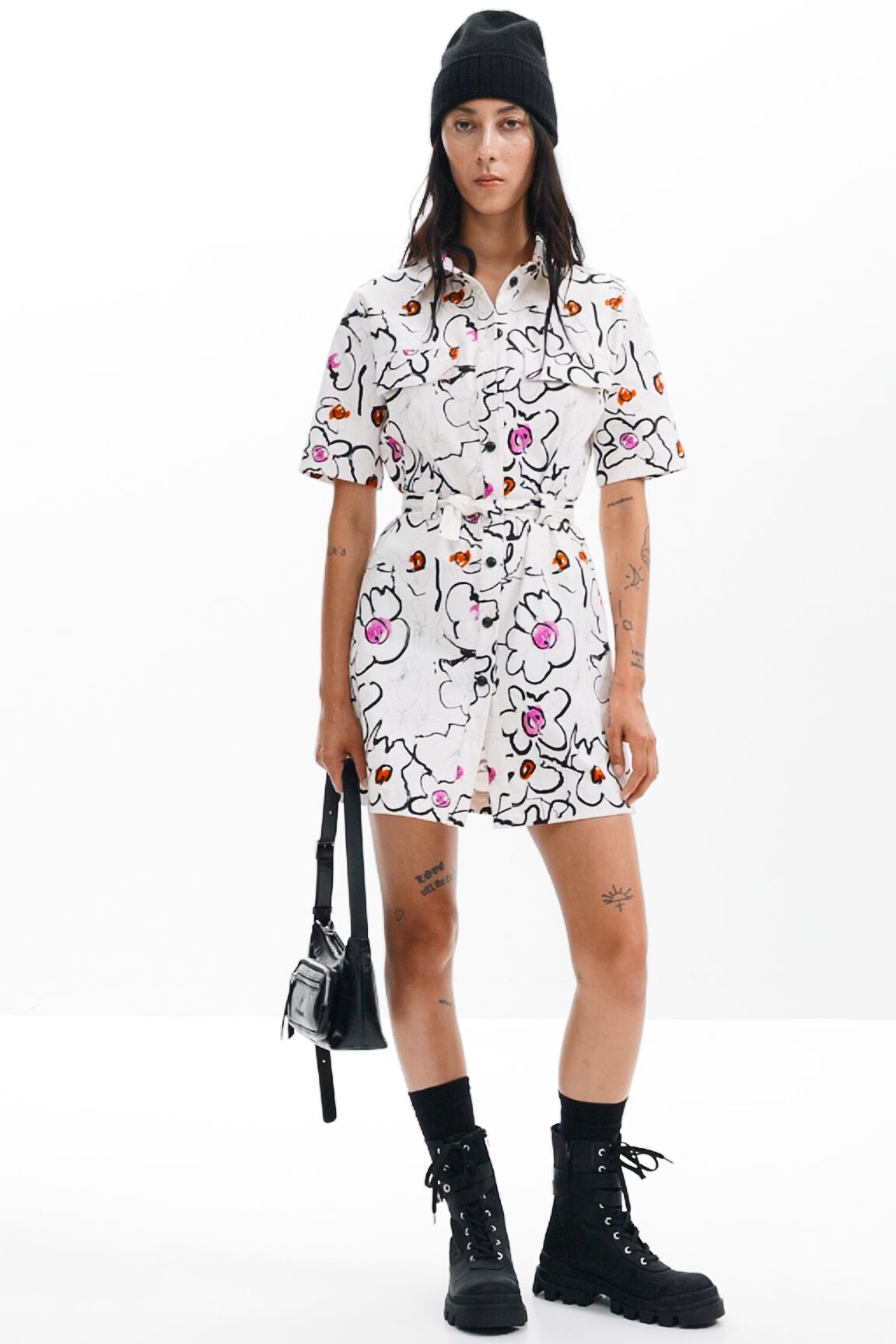 Vestido com flores desenhadas