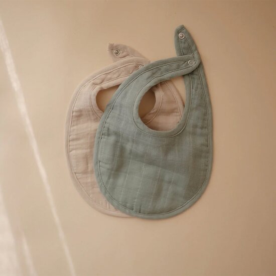 Lot de 2 bavoirs en mousseline   Vert Romarin/Gris        de               mushie