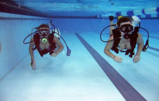 Tauchschnupperkurs im Pool in Hamburg als Geschenk