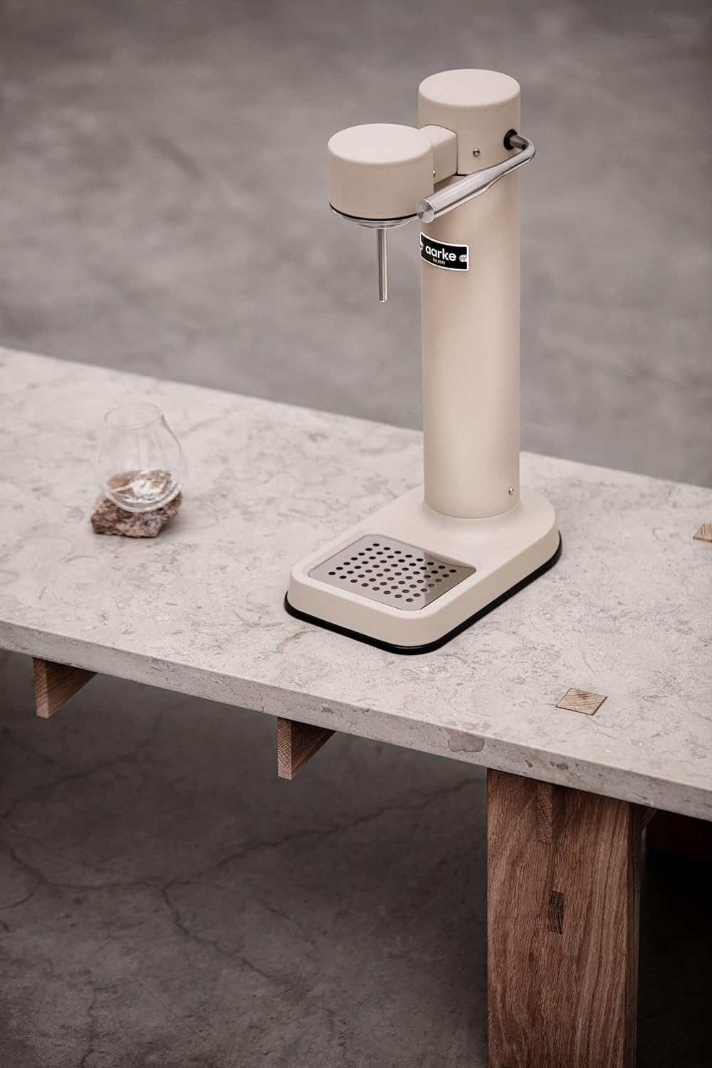 Aarke Carbonator 3, Wassersprudler aus Edelstahl im modernen Sand Finish mit 2x BPA-freier 1L PET-Flasche, Sprudelwasserbereiter für Leitungswasser, kompatibel mit 60L CO2-Zylindern