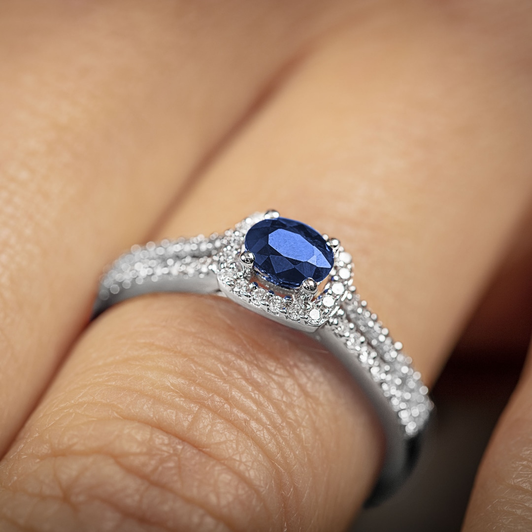 Damenring 750/18 K Weissgold mit Saphir oval und Diamanten 0.20 ct H/si