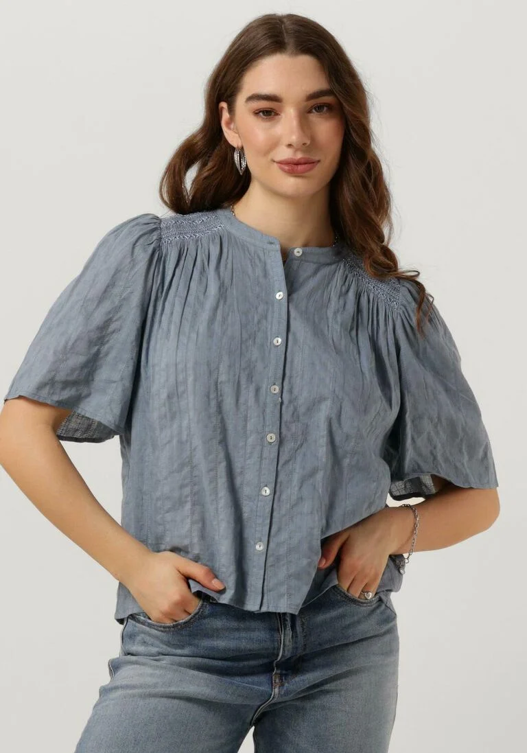 RUBY TUESDAY lichtblauwe ruby tuesday blouse safir blouse with half sleeves and smock on shoulder