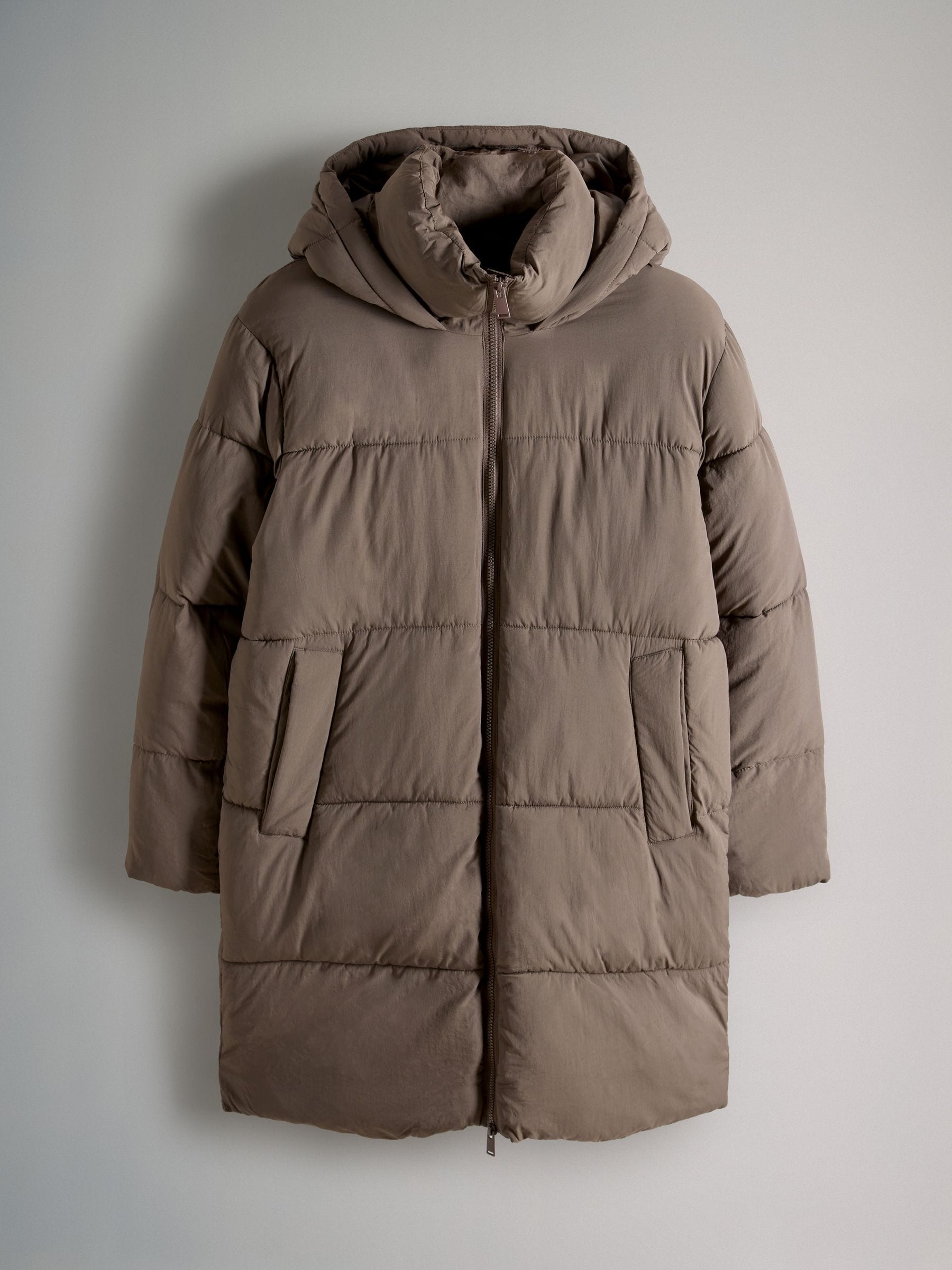 Taupe bruin - The Set Lange gewatteerde midi-jas met capuchon