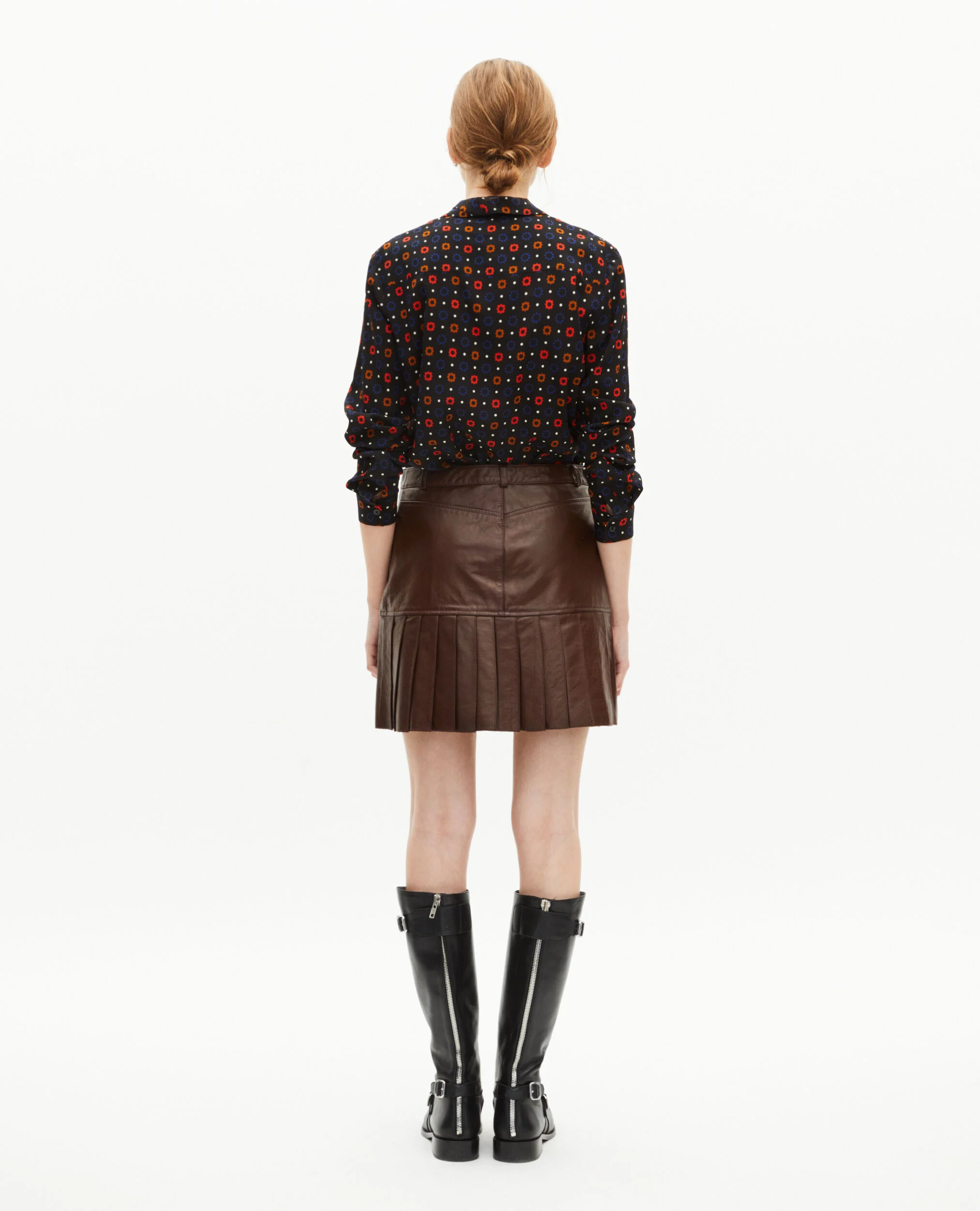 Jupe courte plissée en cuir marron