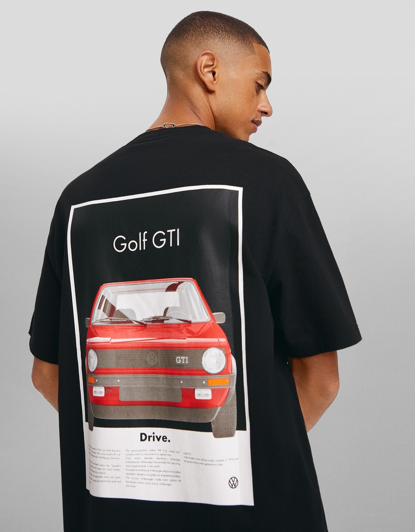 Camiseta de manga curta com estampa VOLKSWAGEN GOLF GTI e modelagem quadrada.