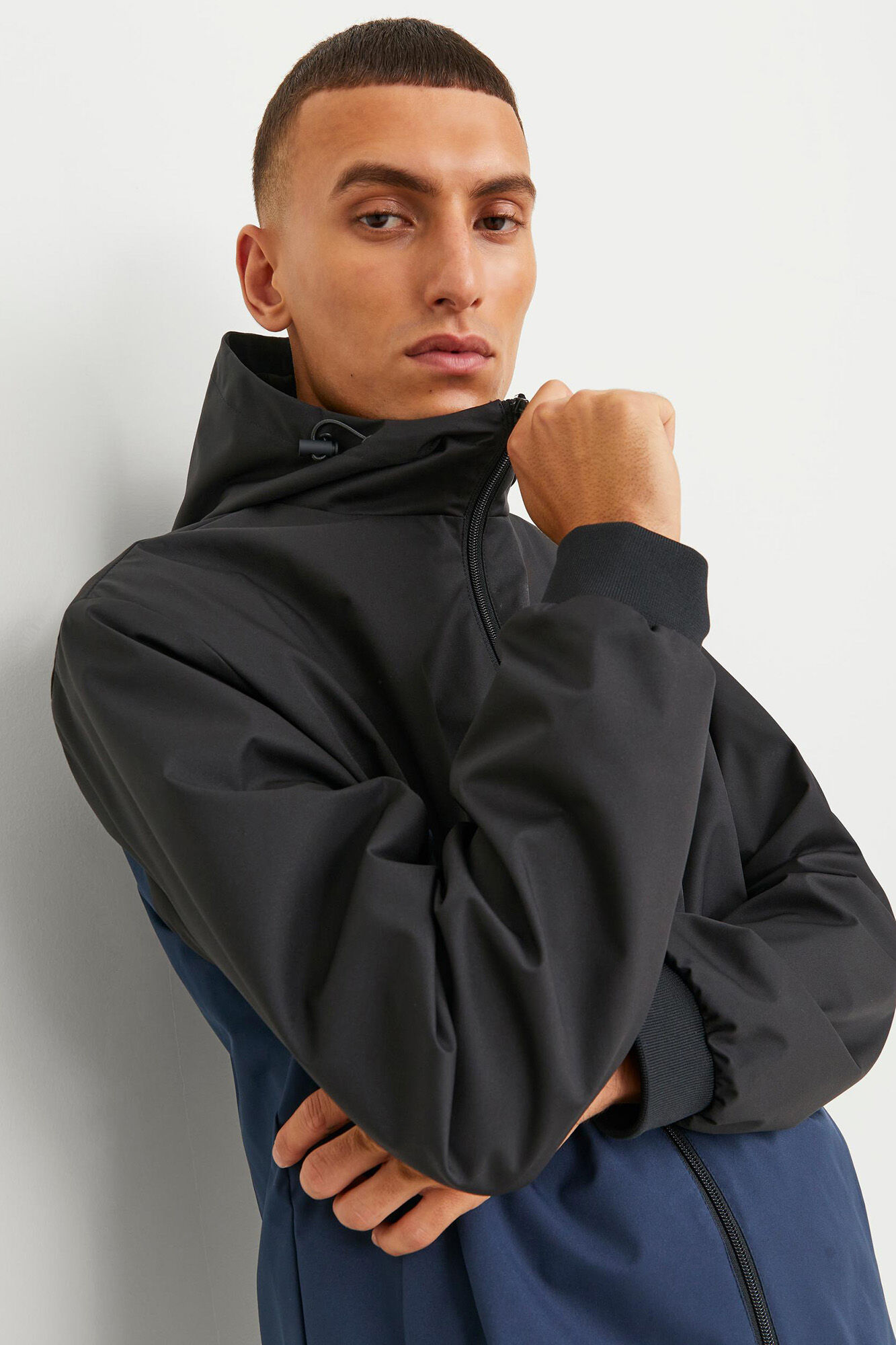 Jaqueta softshell color block com capuz.