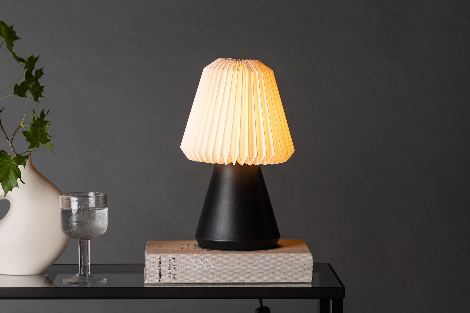 Fjallen bordlampe Sort fot, hvit skjerm