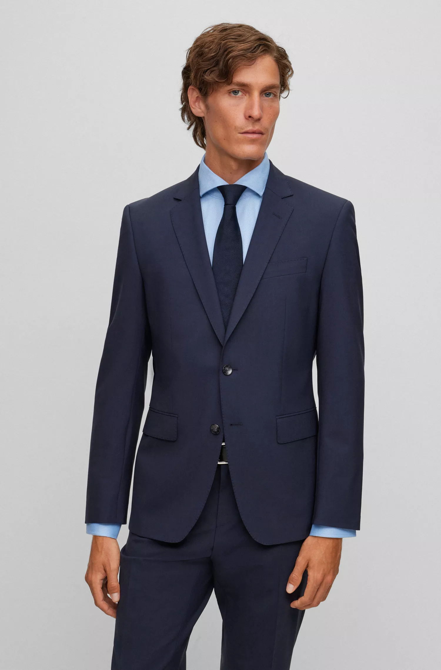 Terno BOSS preto, corte slim, em lã virgem elástica.