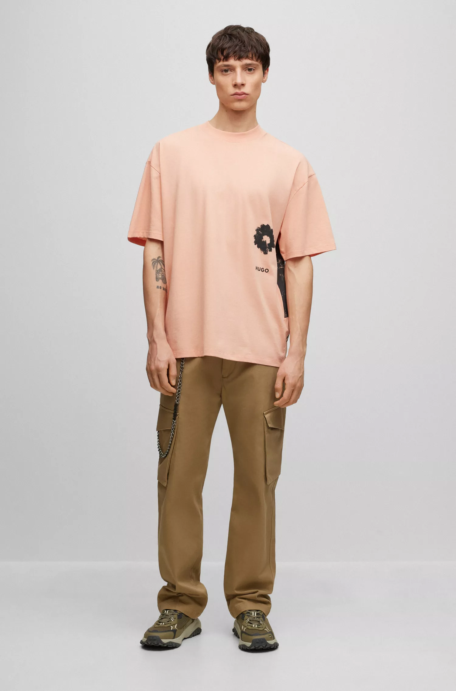 Camiseta HUGO vermelha em algodão orgânico com estampas de rabiscos.