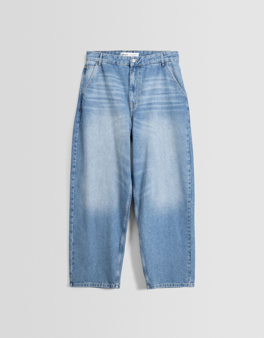 calça jeans estilo skater com efeito desbotado