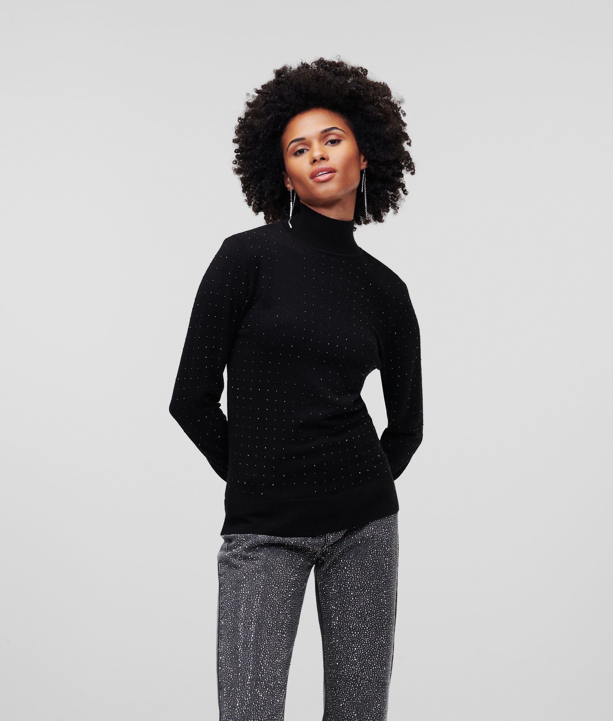 PULL ÉCHANCRÉ AU DOS ET ORNÉ DE STRASS