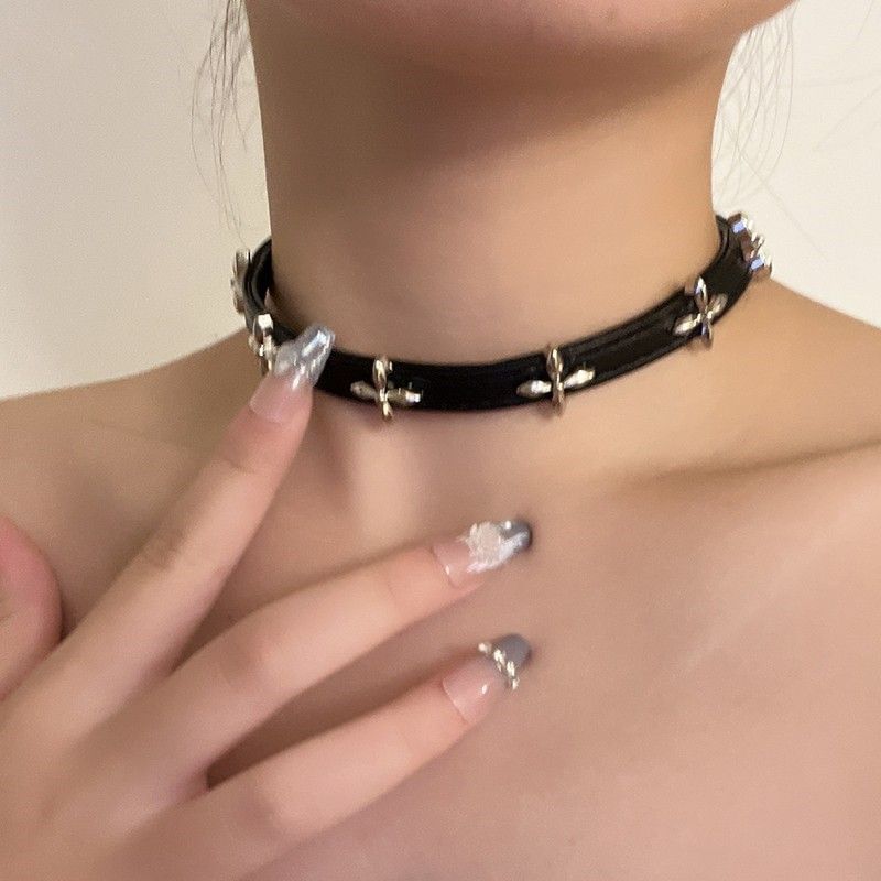 Wandoli - Zwarte Gothic Cross Choker Ketting met Zilveren Studs