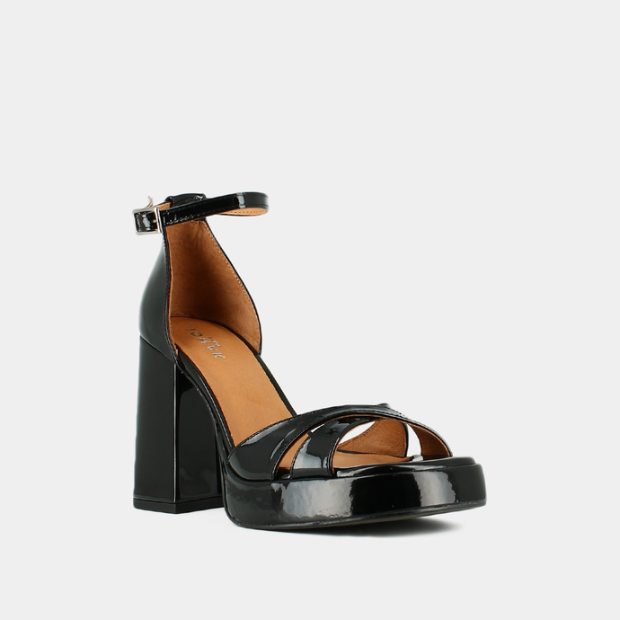 Sandales à talons hauts et bouts carrés  en cuir vernis noir