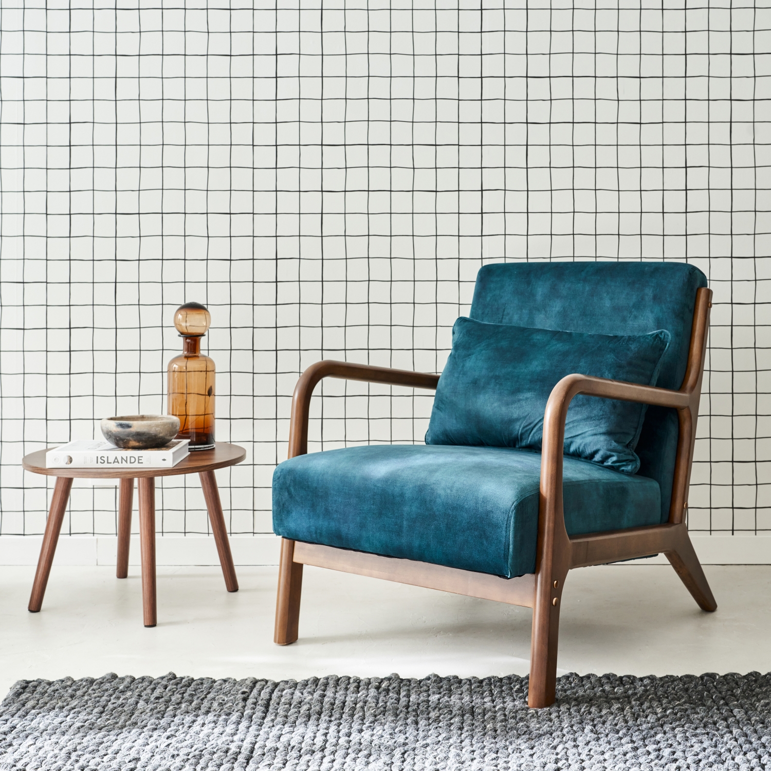 Fauteuil en velours bleu pétrole. Pieds bois d'hévéa teinté noyer clair. 1 place droit fixe. Pieds compas scandinave