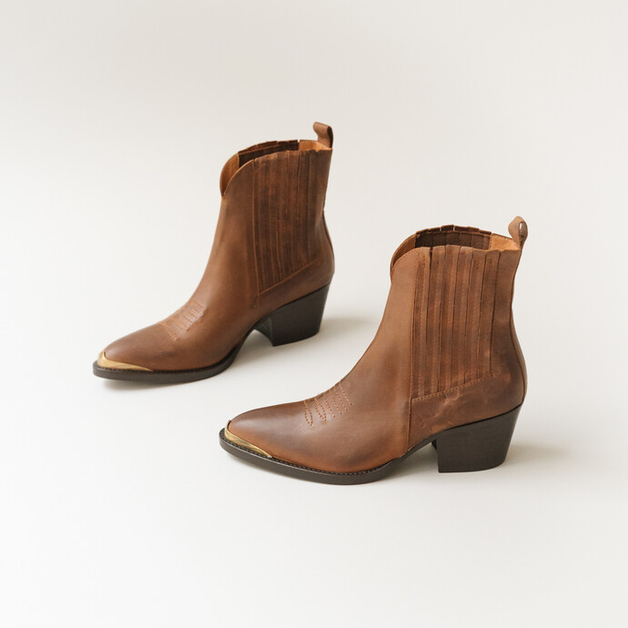 Bottines à talons et fronces  en cuir gras cognac