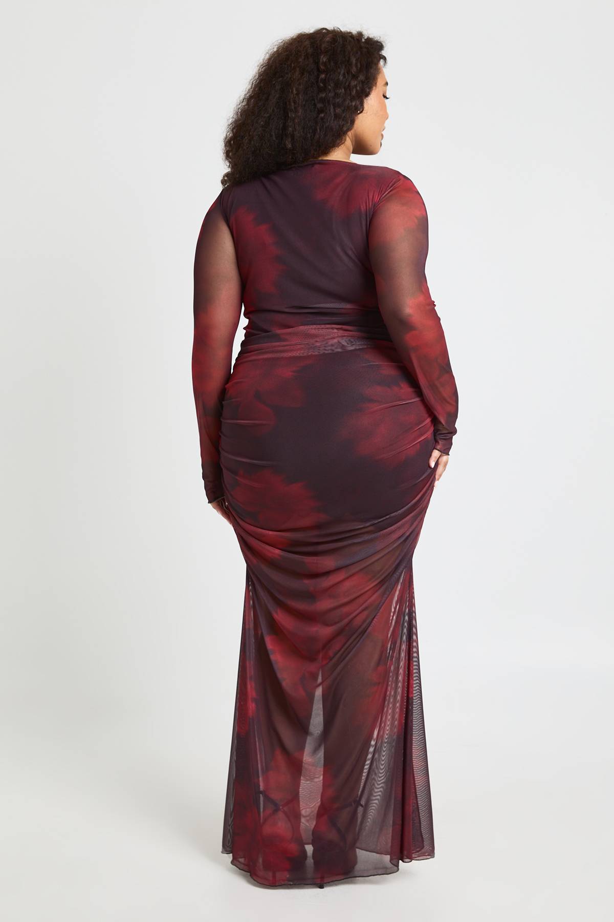 boohoo Robe Maxi En Mesh Froncé À Imprimé Floral Grande Taille