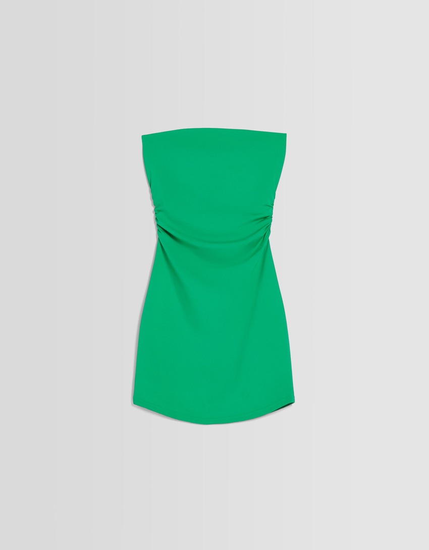 Vestido curto com ombros à mostra