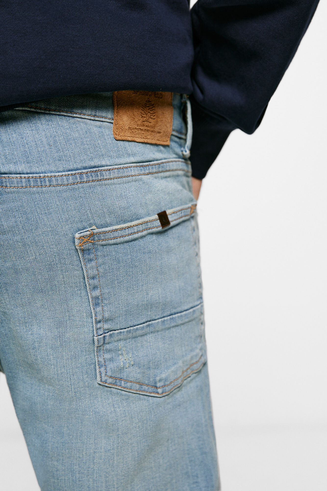 Calça jeans slim, lavagem média clara