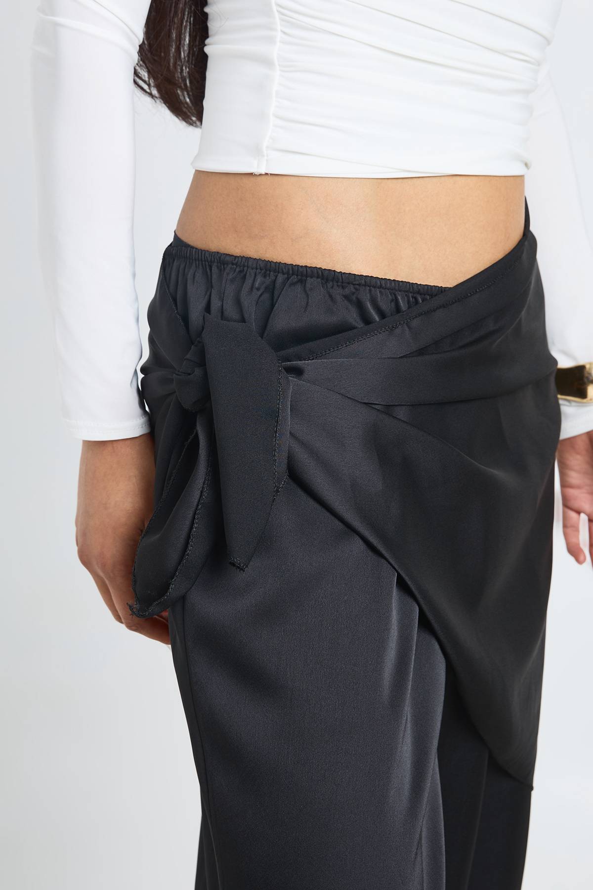 boohoo Pantalon Large En Satin À Taille Haute Avec Ceinture Nouée