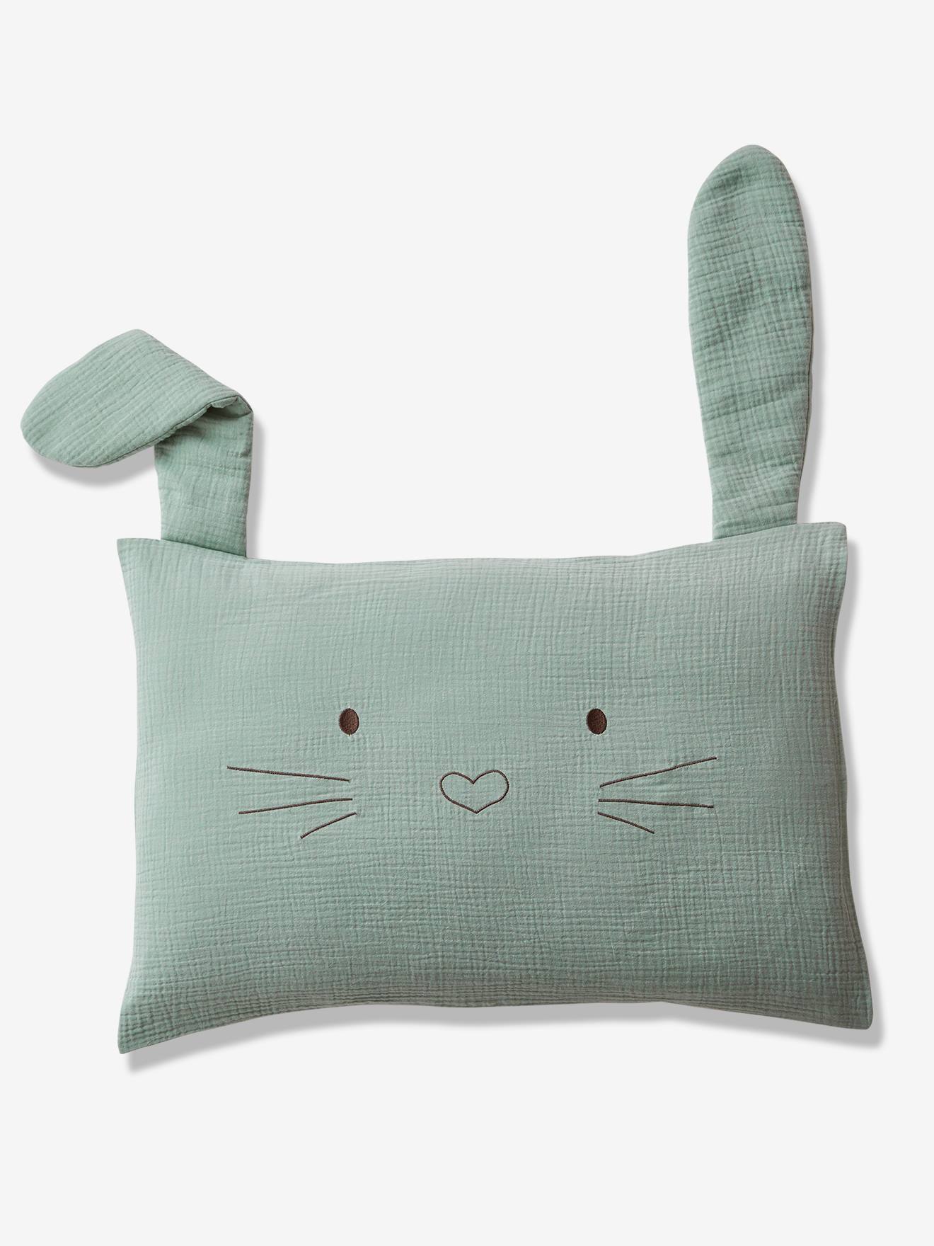 Fronha de algodão para bebê, com estampa de coelho verde e tom liso verde médio.
